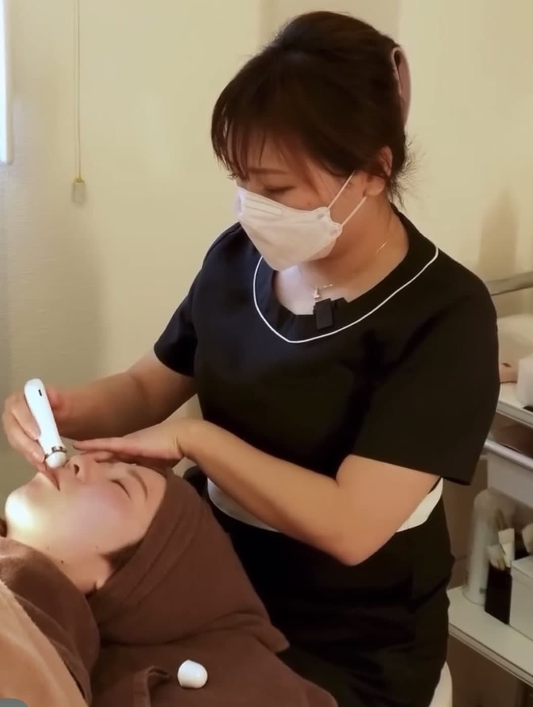 肌状態を確認しながら施術するオーナーの Anna